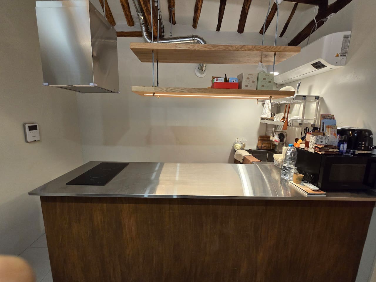 한옥의 특징인 멋진 서까래 아래에서  간단한 조리와 식사를 할 수 있습니다.  


*냉장고, 냉동고, 하이라이터, 전자레인지, 토스터, 전기주전자,  기본 양념(소금,후추,기름,간장,식초), 키친타올, 접시(4인 기준) 등 제공 / 세탁기 있음