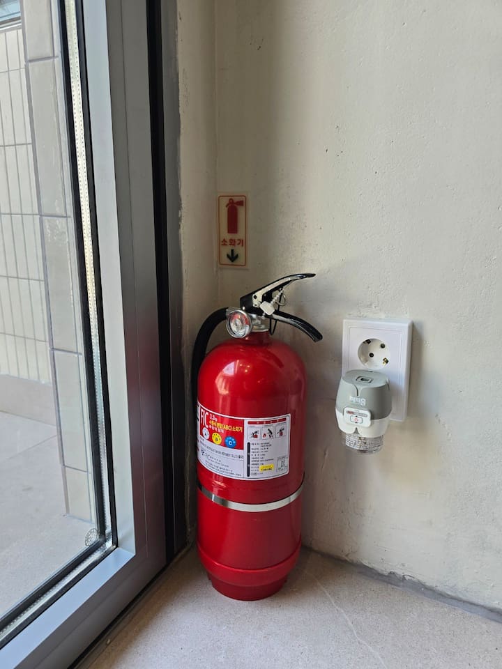 모든 공간에는 소화기가 1개씩 설치돼있습니다. 모기를 쫓기 위한 전자 모기향도 구비하고 있습니다. 