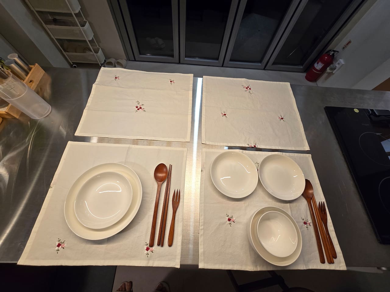 순면 수공예 테이블 매트와 나무 소재 식기가 아늑한 분위기를 줍니다.