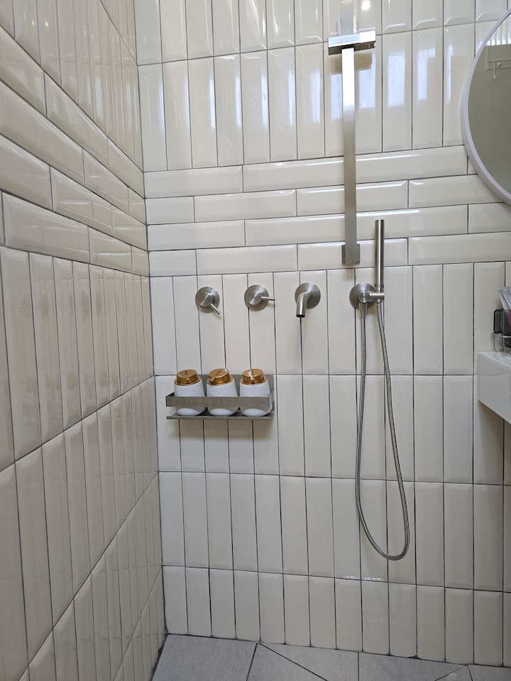 수도꼭지를 틀 때 물이 튀는 것을 주의해야 할 정도로 강한 수압을 자랑합니다. 