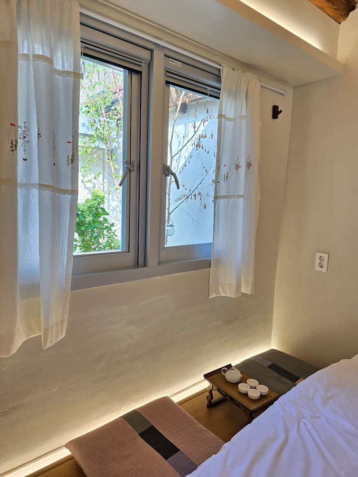 평상 위에서 전통 다도를 체험할 수 있도록 전통 소반과 찻주전자, 찻잔을 비치했습니다.