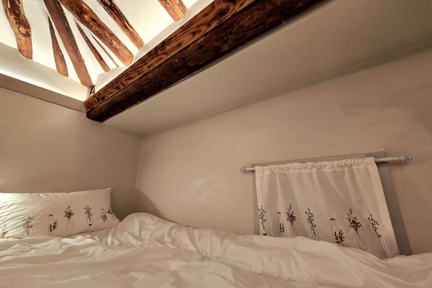 작은 방(게스트룸2)에는 2층 침대에 누우면 서까래가 가까이 보입니다. 안온한 분위기에서 휴식을 취할 수 있습니다. 