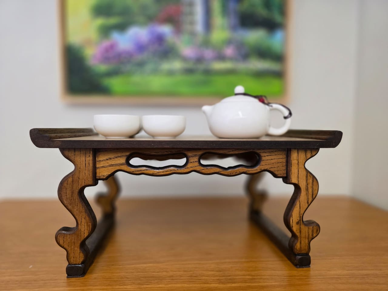 큰 방(게스트룸1)에는 한국의 전통 다도를 체험할 수 있는 소반과 다기가 갖추어져 있습니다.  마음을 평화롭게 만드는 다도를 통해 여유로운 시간을 즐겨보세요. 