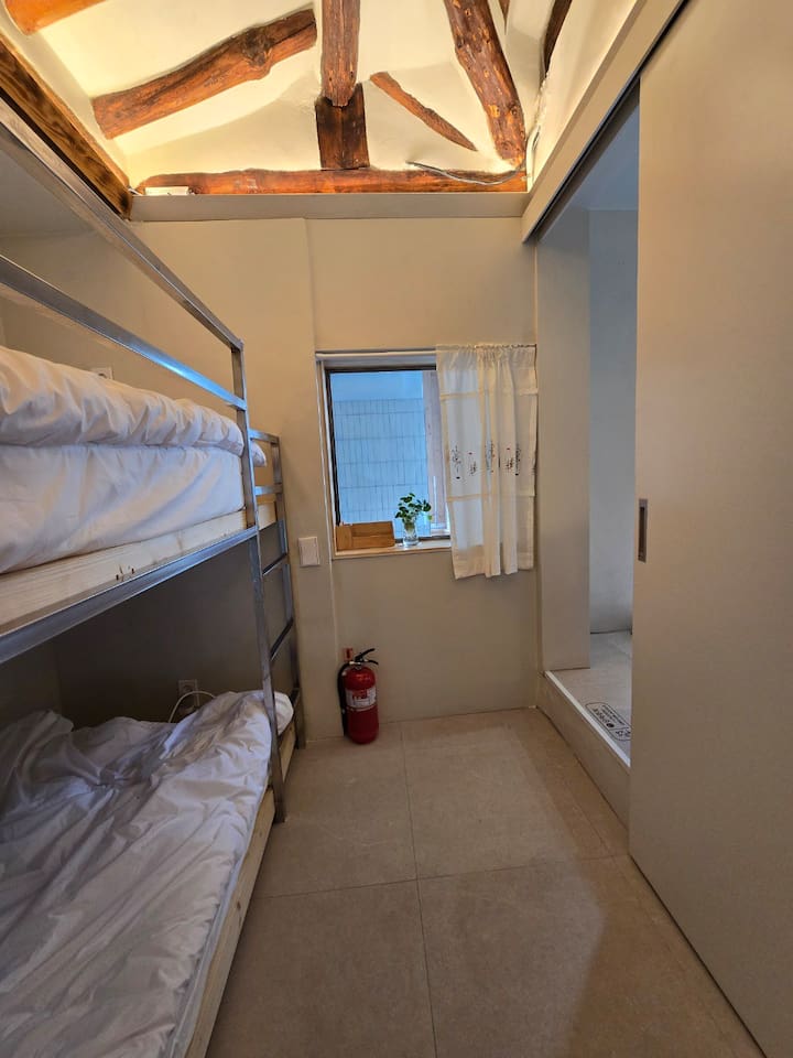 작은 방(게스트룸2)에는 현관 방향을 내다볼 수 있는 창이 있습니다. 