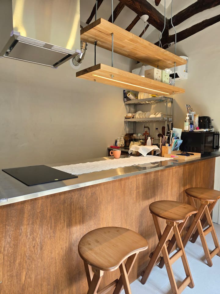 조명은 간접등으로 눈이 피로하지 않으며 아늑한 분위기를 만들어냅니다. 