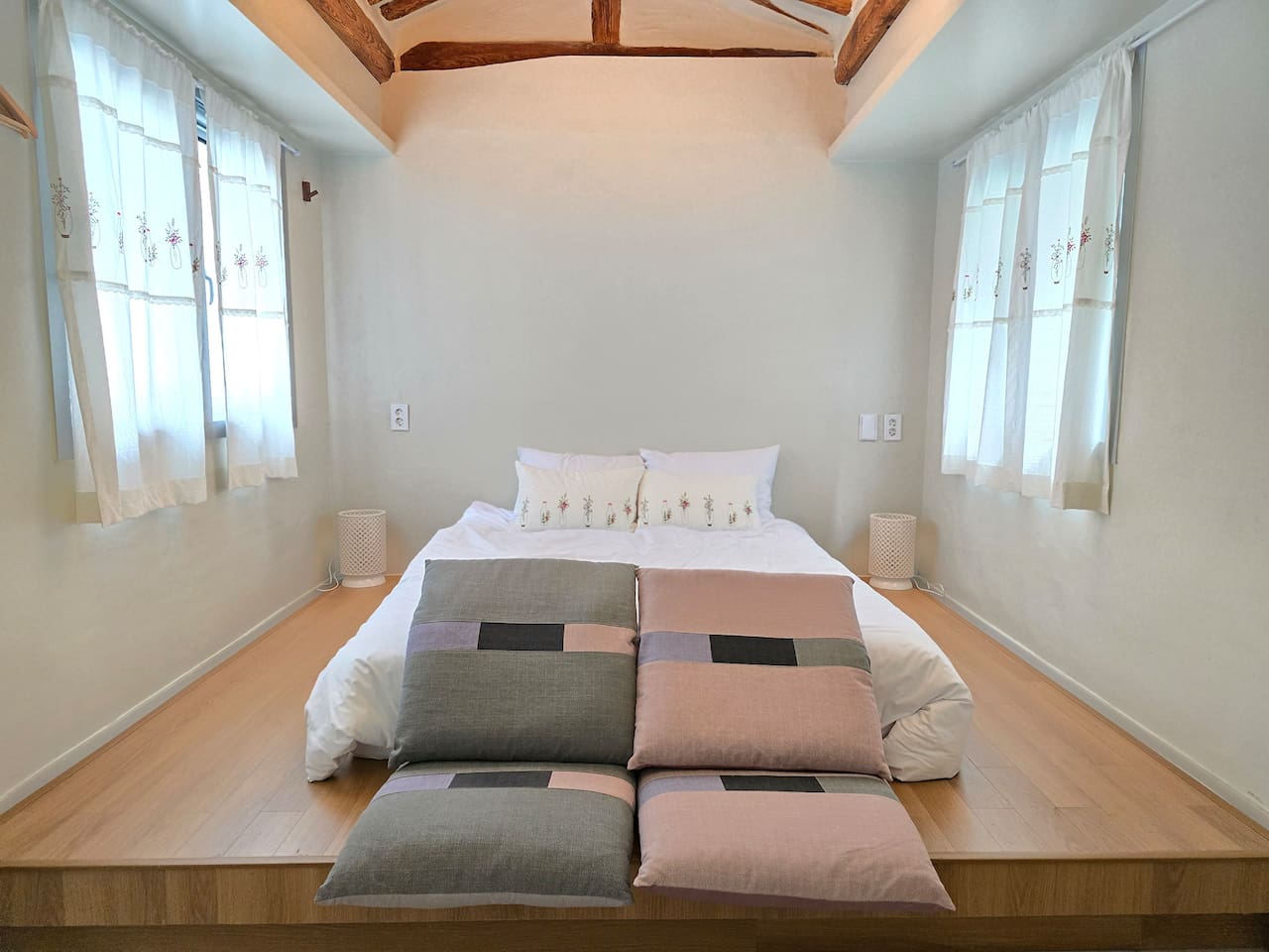 앞뒷쪽의 창문에서 충분한 채광이 제공됩니다. 앞쪽 창문은 마당과 대문 쪽을 향하고 있고, 뒷쪽 창문은 한양도성 방향의 옹벽을 향하고 있습니다. 