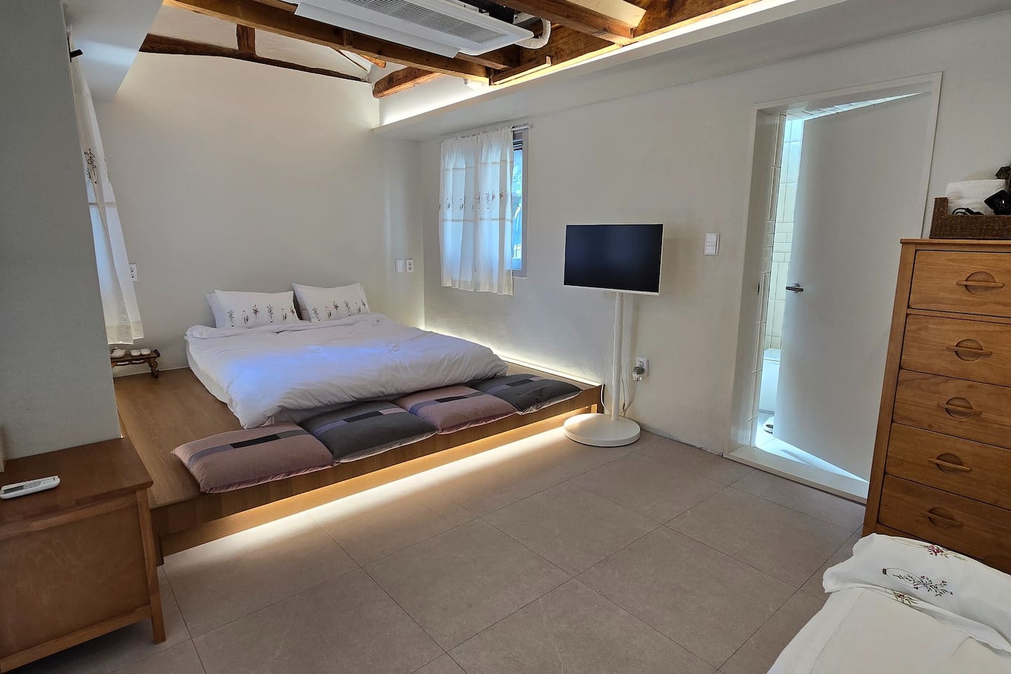 큰 방(게스트룸1)은 퀸사이즈 침대와 소파, 스마트모니터, 천장 에어콘으로 구성돼있습니다. 