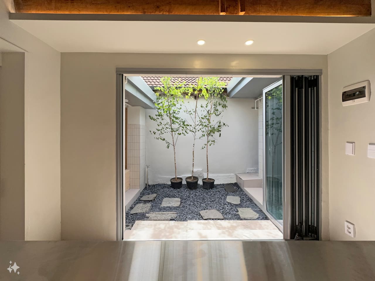 주방에서 앞마당을 바라보면 환한 채광이 일품입니다. 편백욕조에서 놀고 있는 가족들과 대화를 나누며 식사를 준비할 수 있습니다. 