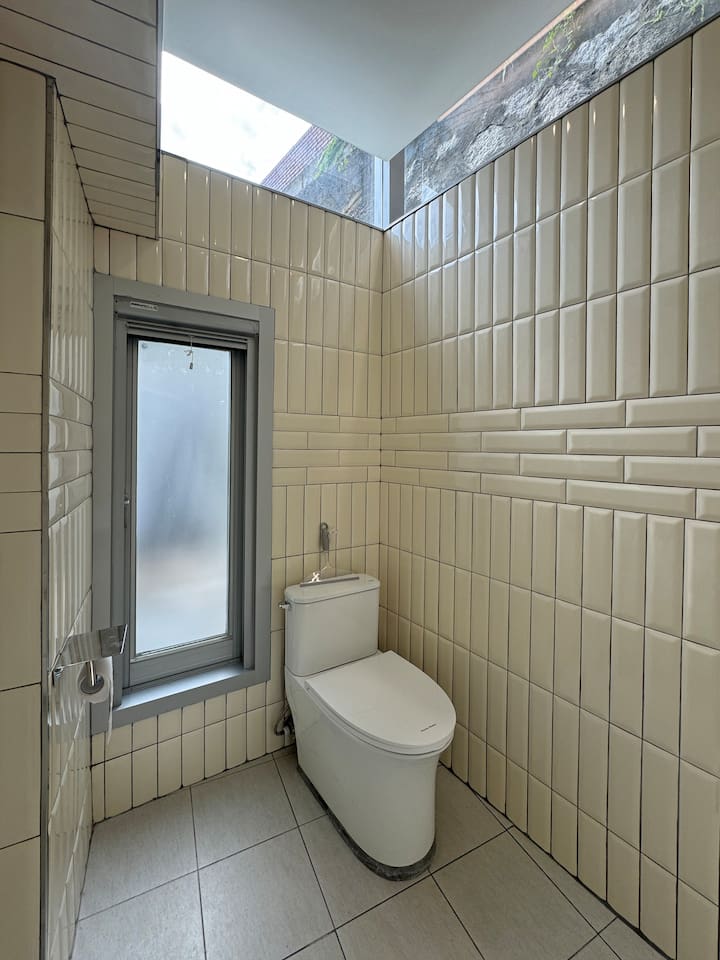 욕실은 높은 위치의 창에서 들어오는 자연채광으로 항상 밝은 상태를 유지합니다. 