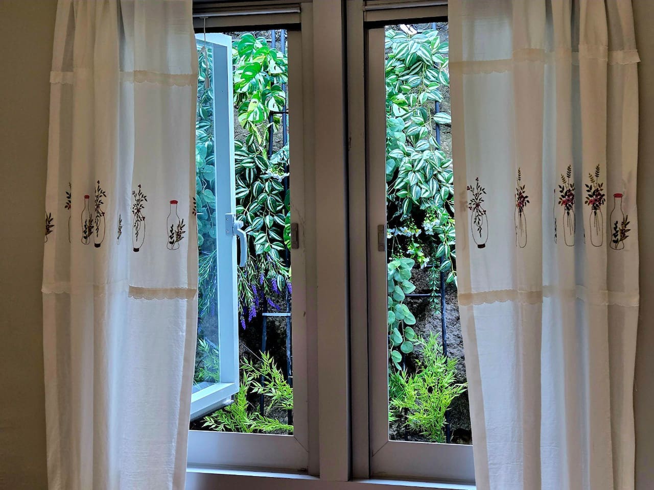 큰 방(게스트룸1)의 뒷쪽 창문은 옹벽 방향으로 나 있습니다. 앞쪽 창문과 뒷쪽 창문을 함께 열어두면 통풍이 잘 되어 항상 산뜻한 방 상태를 유지할 수 있는 환경입니다.  