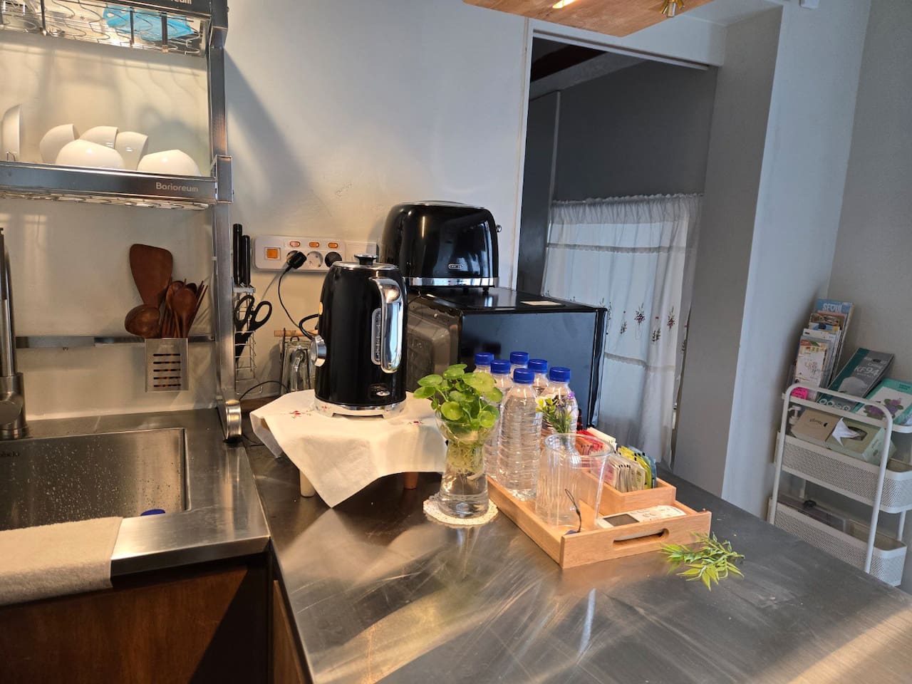 토스터, 전기 주전자, 전자레인지가 설치되어 있습니다. 티백, 인스턴트 커피, 서울 주요 관광지 안내문, KF 94 마스크, 손소독제 등을 제공합니다. 