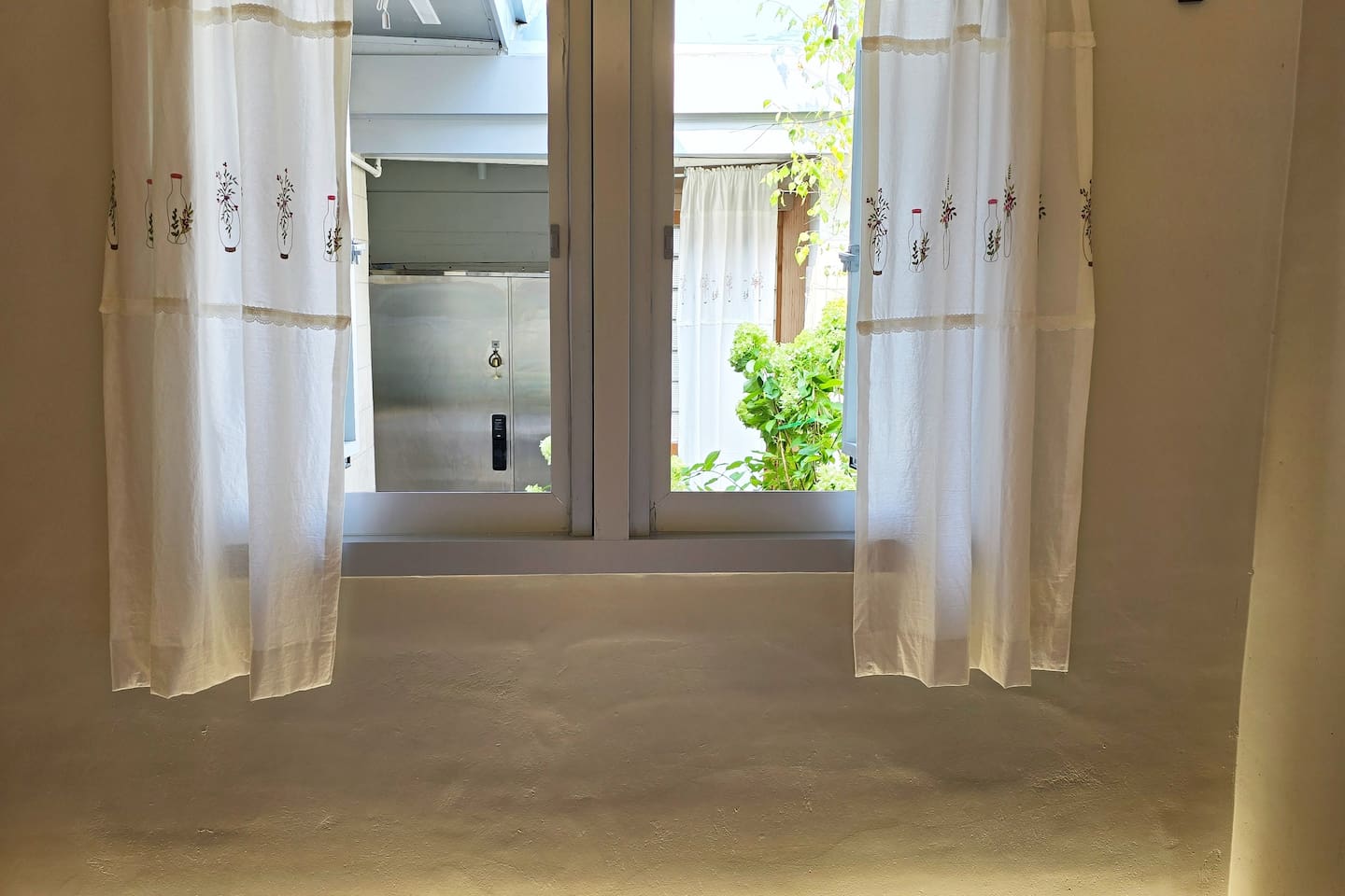 큰 방(게스트룸1)에서는 여닫이 창문을 통해 마당을 내다볼 수 있습니다.  앞쪽 창문을 통해 대문으로 들어오는 사람과 인사를 나누고, 마당의 꽃나무를 감상하거나, 편백나무 욕조에서 놀고 있는 일행과 대화를 나눌 수도 있습니다. 