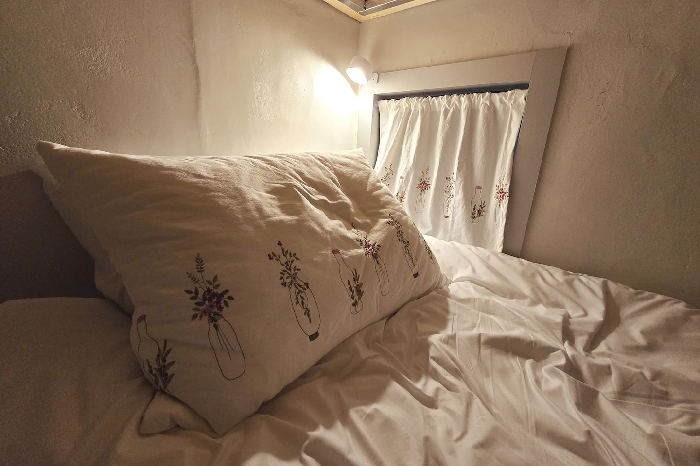 작은 방(게스트룸2)의 2층 침대에는 각 층마다 터치형 독서등이 설치돼 있습니다. 일행을 방해하지 않고 하루를 마무리할 수 있습니다. 