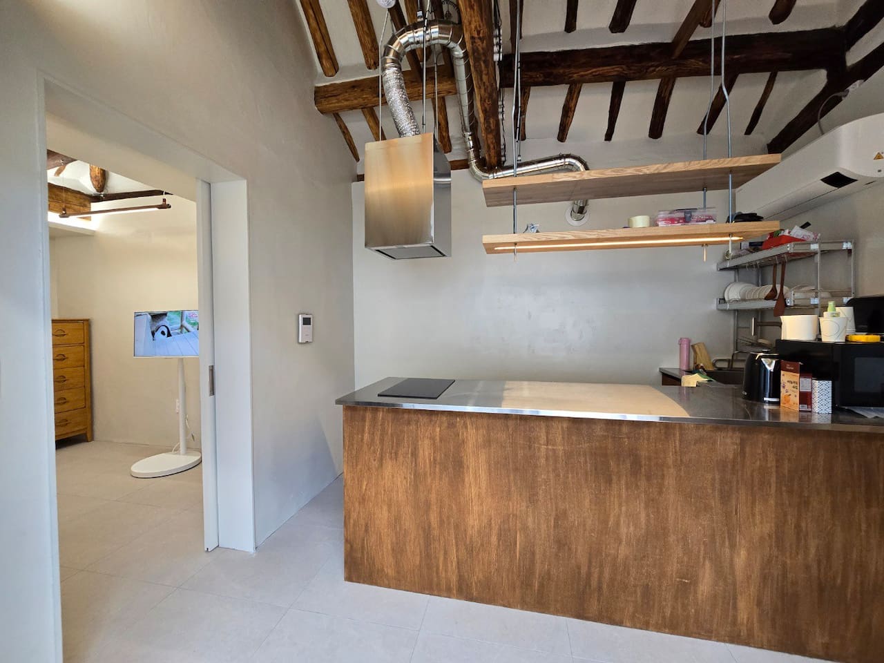 미니 주방의 왼편으로 큰 방(게스트룸1)이 있습니다.  방문은 미닫이 형식으로 공간 활용을 극대화했습니다. 