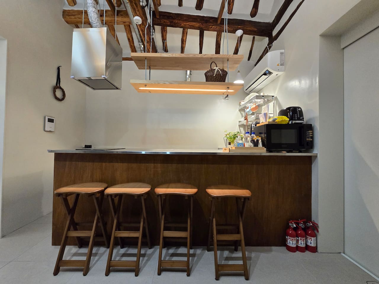 네 명이 나란히, 혹은 두 명씩 마주앉을 수 있습니다.