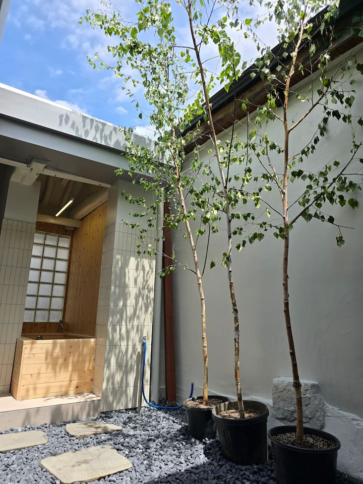 작은 마당은 하늘을 올려다보며 편백나무 욕조 자쿠지를 즐길 수 있는 곳입니다.계절에 따라 달라지는 꽃과 나무를 보면서 여행의 피로를 풀어버릴 수 있습니다. 