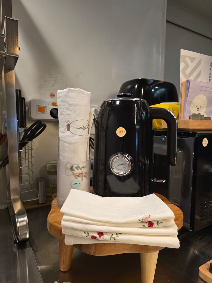 순면으로 만든 앞치마와 테이블 매트가 식사를 준비하는 시간을 즐겁게 만듭니다.