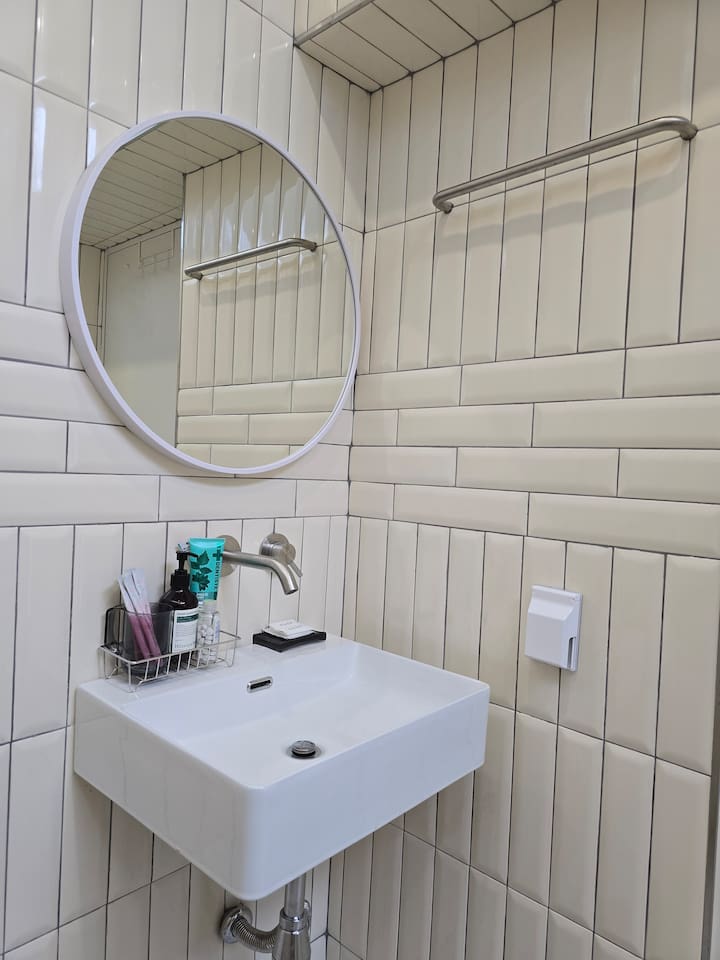 수도꼭지를 틀 때 물이 튀는 것을 주의해야 할 정도로 강한 수압을 자랑합니다. 