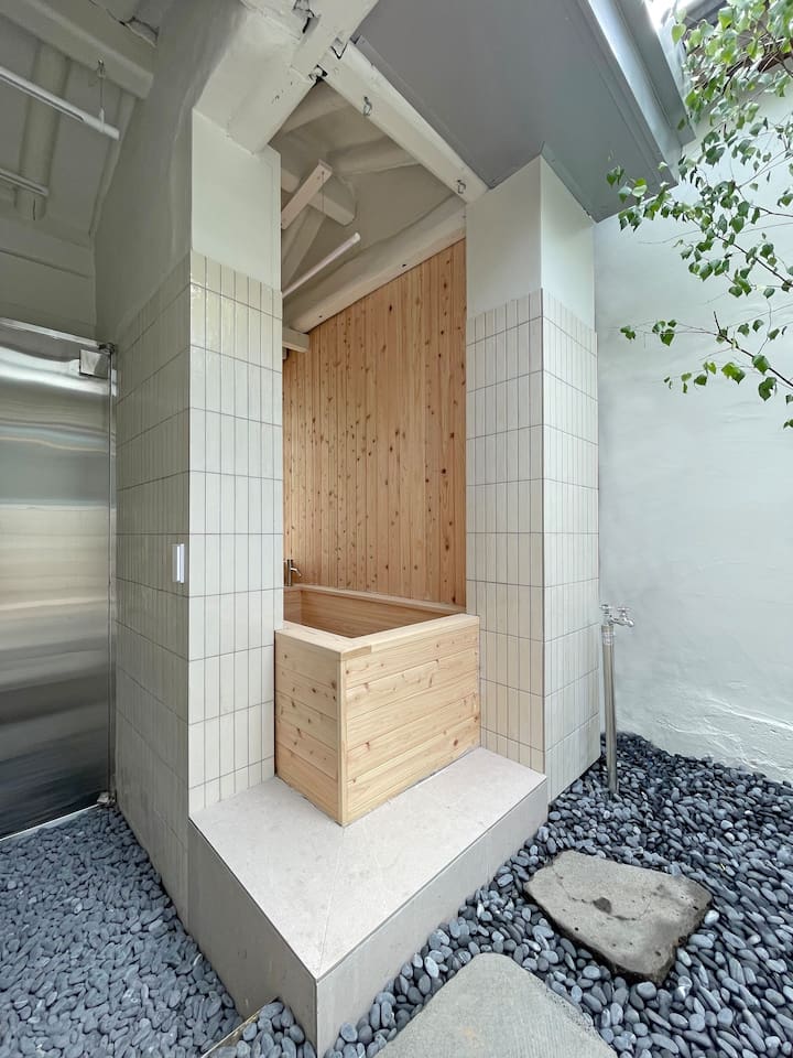 앞마당에 편백욕조가 설치돼있습니다. 피톤치드 향이 느껴지는 반신욕을 하며 여행의 피로를 씻어내세요.