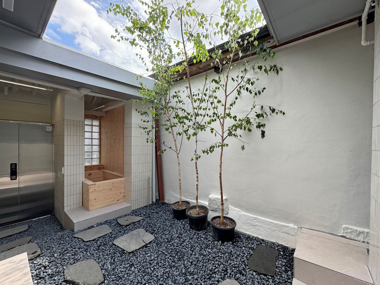 피로회복 효과가 있는 편백나무 욕조에 몸을 담글 수 있습니다. 