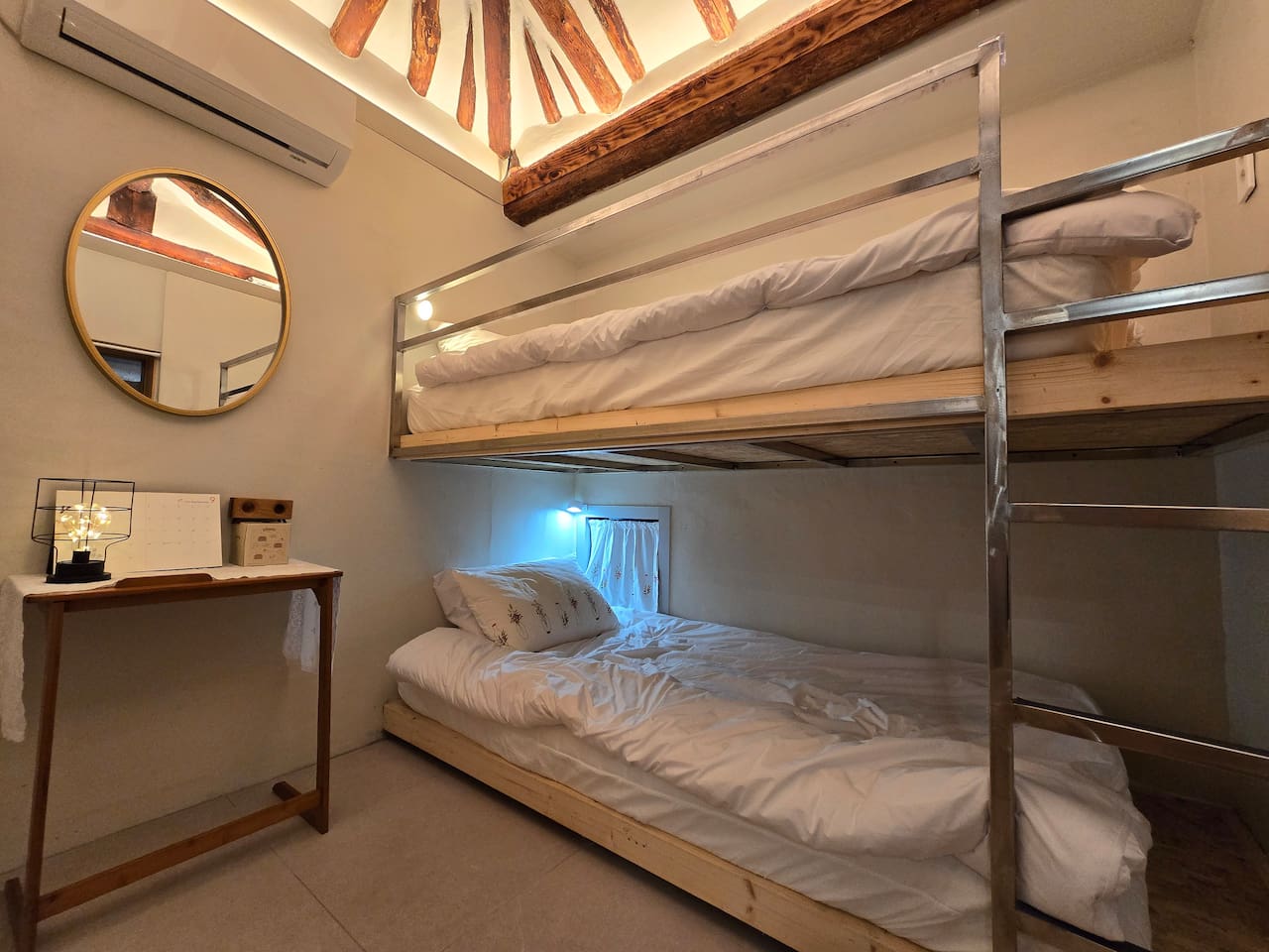 주방에서 오른편에 위치한 작은 방(게스트룸2)에는 2층 침대가 설치돼 있습니다. 싱글사이즈의 2층 침대는 일행과 함께 편안한 분위기에서 하루를 마무리할 수 있게 해줍니다. 