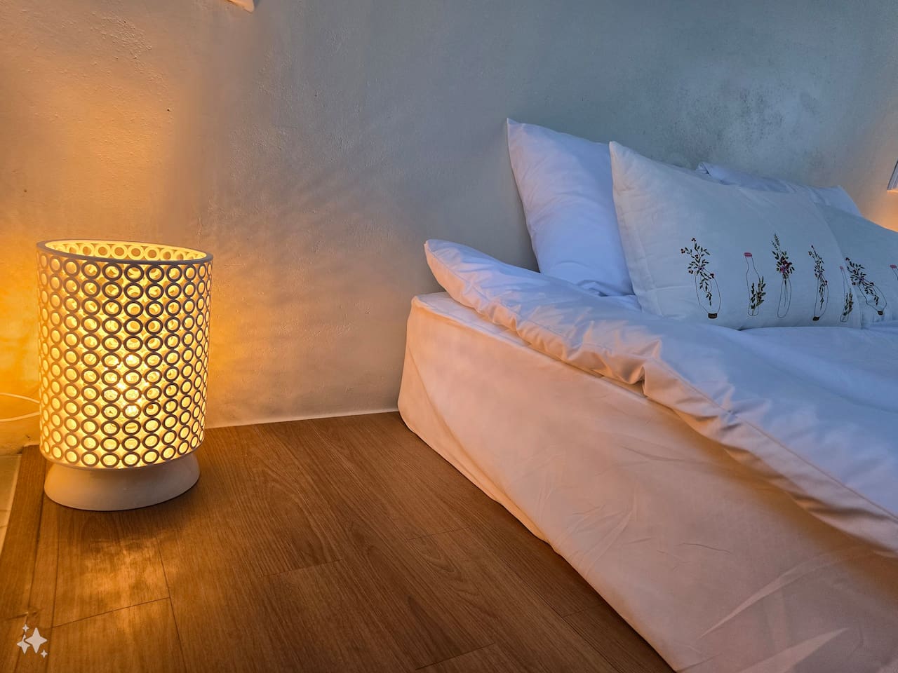 큰 방(게스트룸1)의 침대 머리맡에 설치된 조명은  하나하나 손으로 만든 수공예 도자기 제품입니다. 