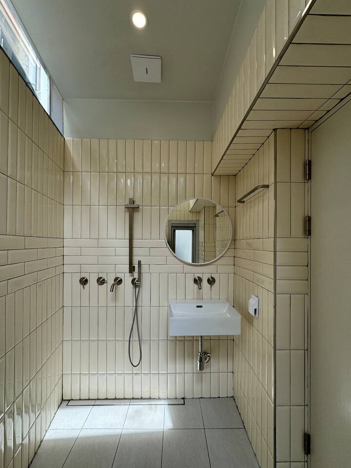 욕실은 높은 위치의 창에서 들어오는 자연채광으로 항상 밝은 상태를 유지합니다. 