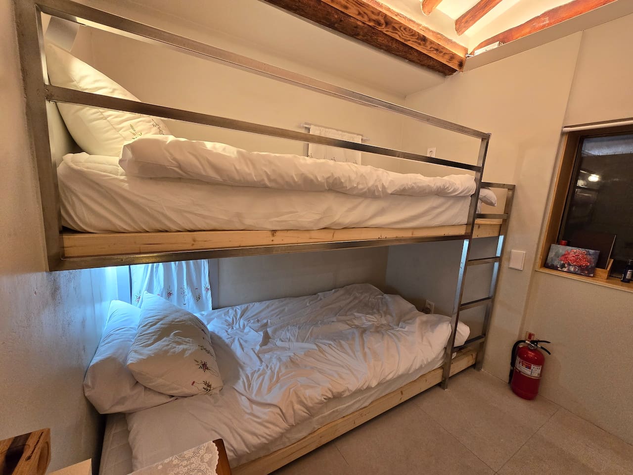 작은 방(게스트룸2)에는 2층 침대가 설치돼 있습니다. 