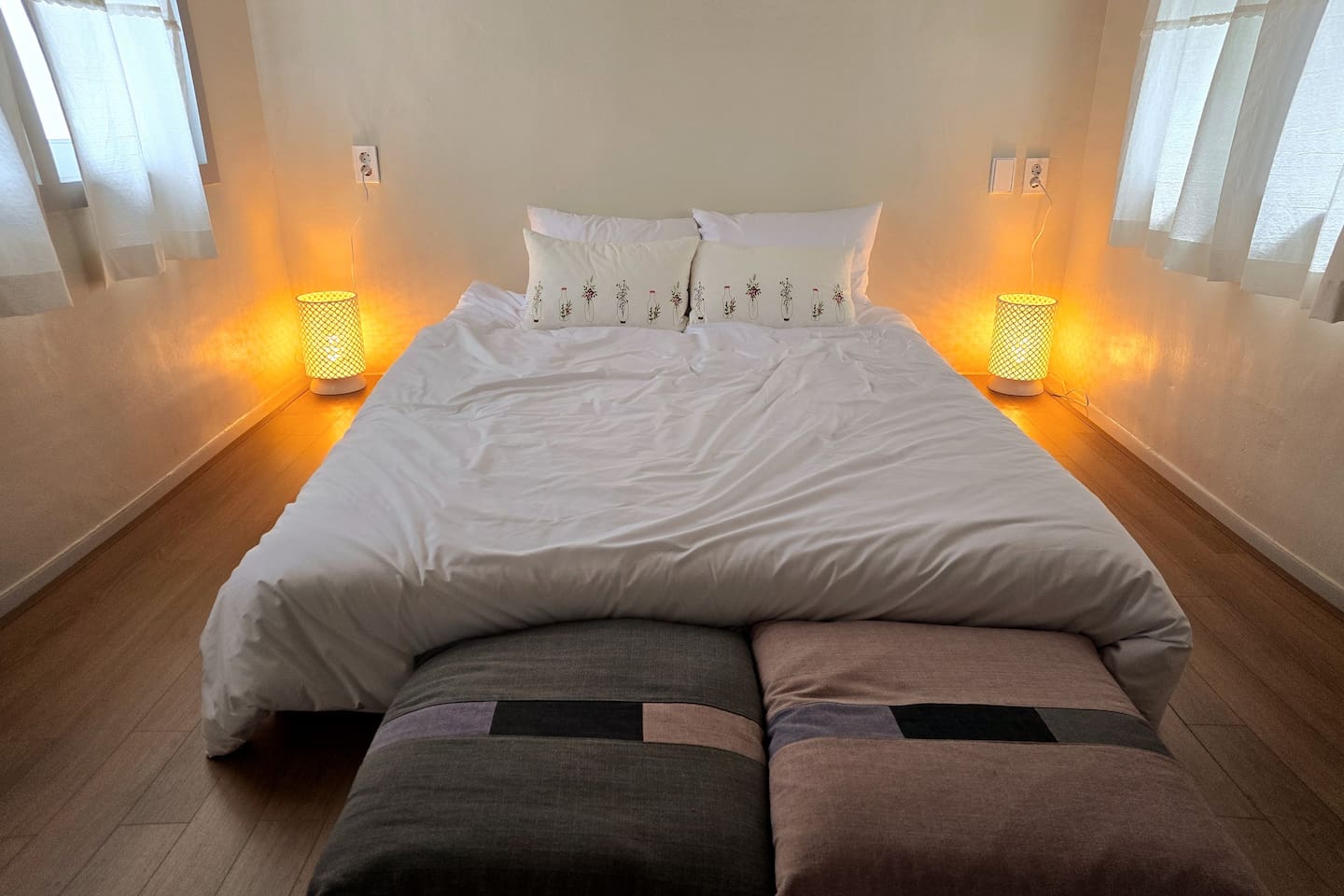 큰 방(게스트룸1) 퀸 사이즈 침대 양쪽 머리맡에 도자기로 만든 멋스러운 조명을 두었습니다. 실제로 보면 더욱 아름다운 조명을 독서등, 수면등으로 사용할 수 있습니다. 