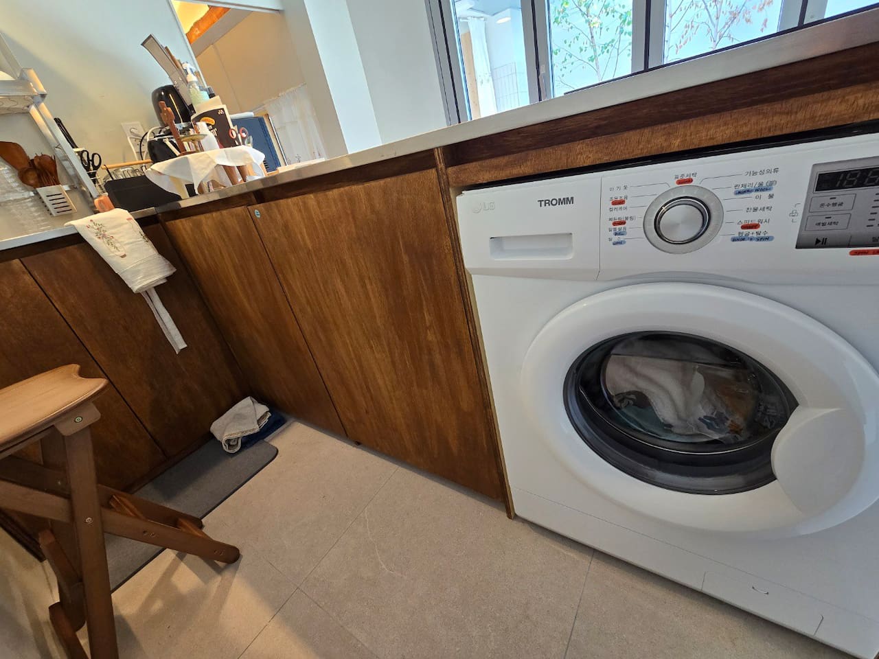 미니 주방의 카운터 아래에는 세탁기, 냉장고, 냉동고가 설치돼 있습니다. 