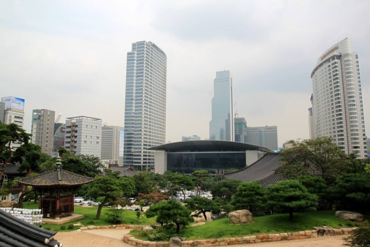 봉은사에서 바라본 코엑스.