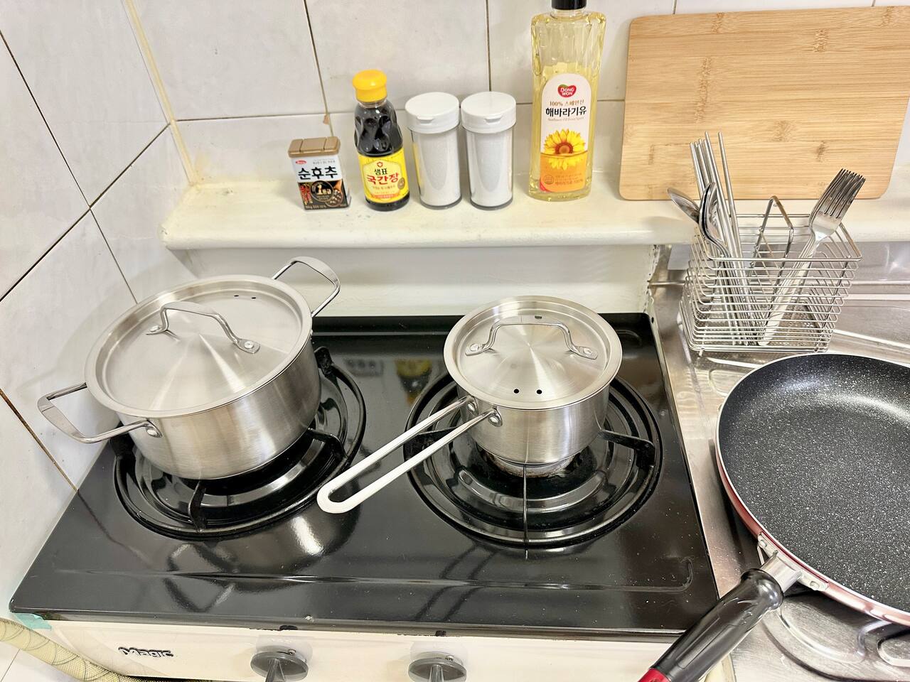 냄비,후라이팬,소금,후추,설탕,간장,식용류